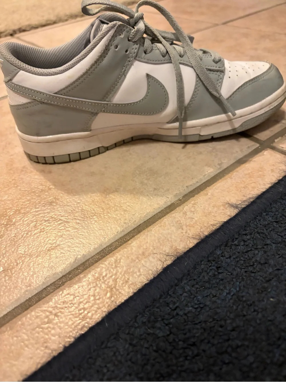 Nike Kids Low-Top Sneakers in Light Grey and White